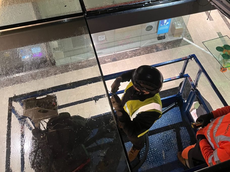 Scissor lift glass replacement
